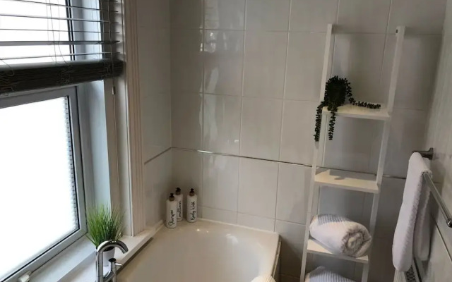 Apartmentsleeps6-balcony-freep-whiterabbitretreat