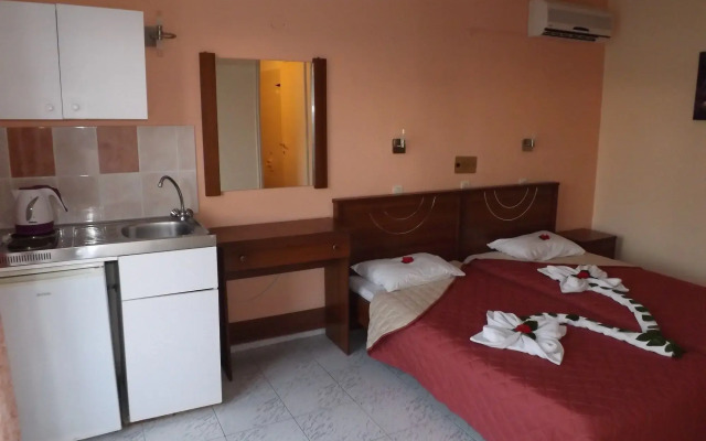 Leonidas Hotel and Studios