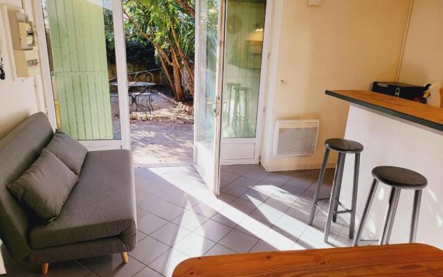 STUDIO of 24m with small patio