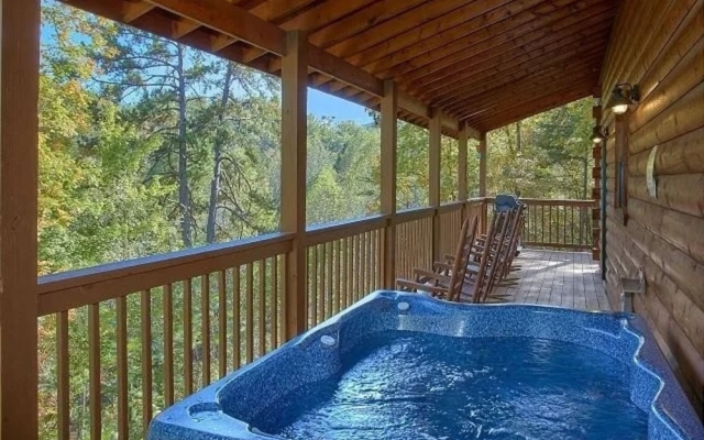 4BR Cabin w Private Pool & Hot Tub