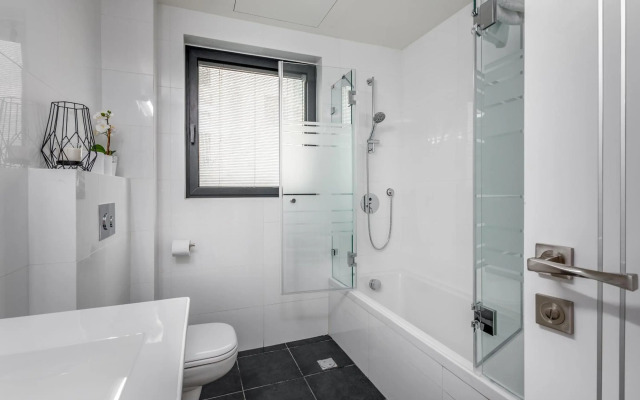 Spacious & Design 2BDR W/ balcony and parking