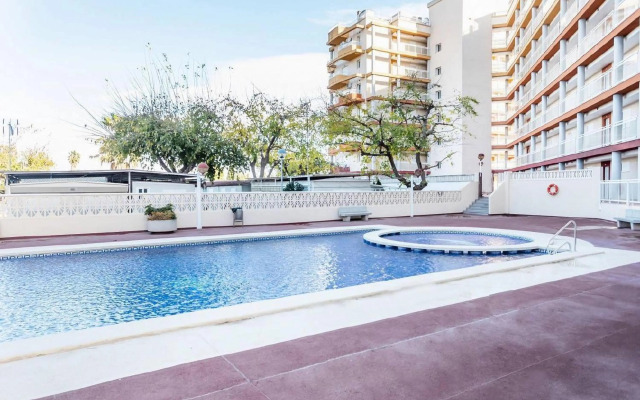 Apartamento con terraza y piscina
