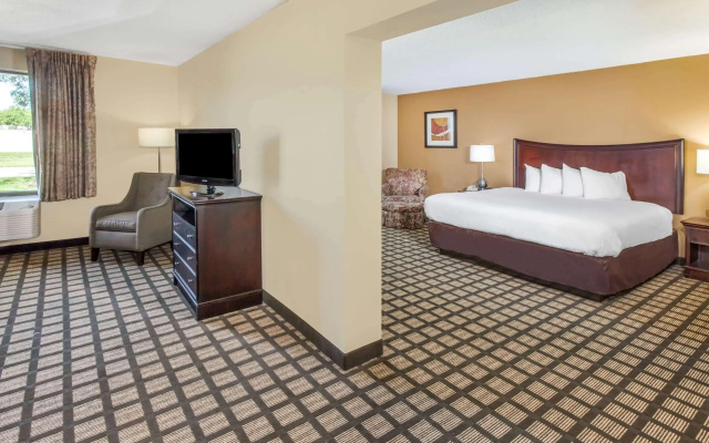 Clarion Pointe Bloomington – Normal near I-55 and University