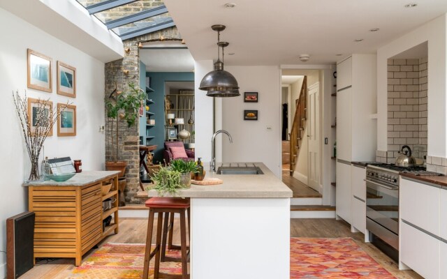 JOIVY Contemporary 2-Bed House W/ Private Garden