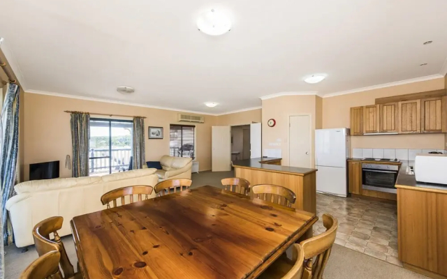 Sea Change - Spacious Family Holiday Accommodation Pet Friendly