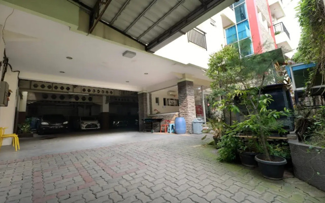 Clover Residence Near Mall Ambassador