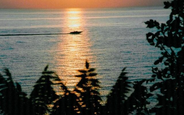 Lake Bluff Inn and Suites