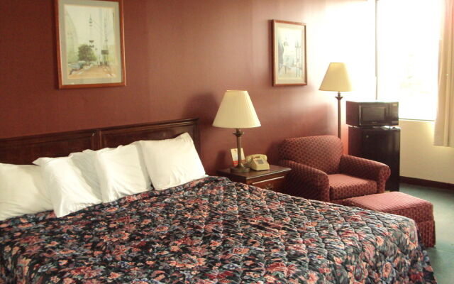 Red Carpet Inn & FantaSuite Hotel