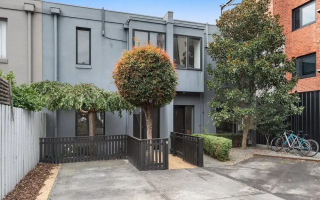 Sleek 2-bed Terrace Near Local Parks