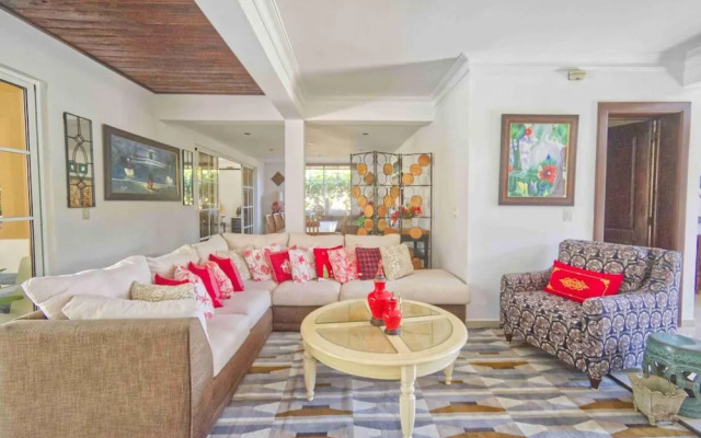 Large Golf View Villa With Pool Jacuzzi and Staff