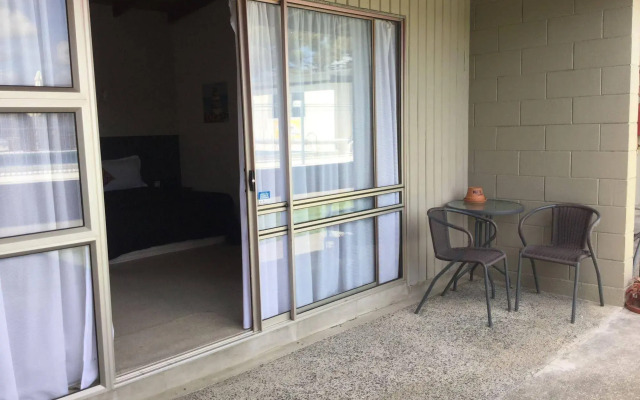 Thornton Lodge Motel