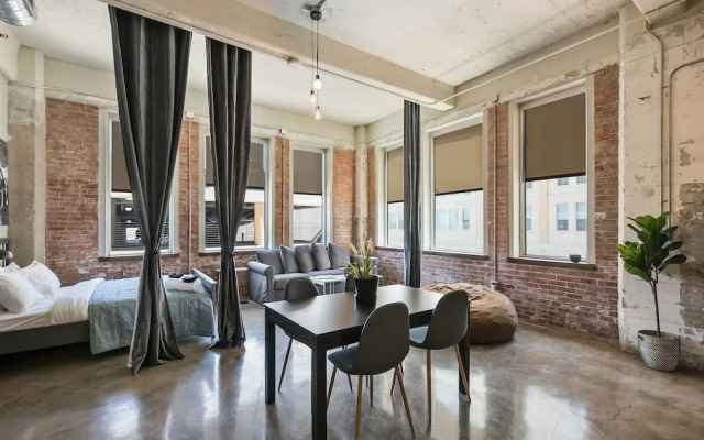 Beautiful 3bd Unit in Perfect Downtown Location