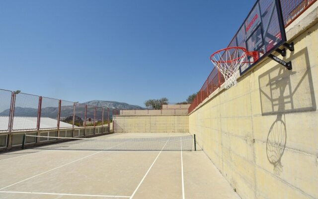 Amazing Home in Mravince With Sauna, Wifi and 9 Bedrooms