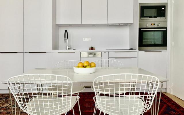 Top cozy apartment in the Upper Marais Area