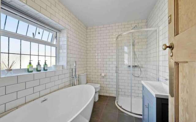 Beautifully Furnished Home - 5 Minutes to the Sea!