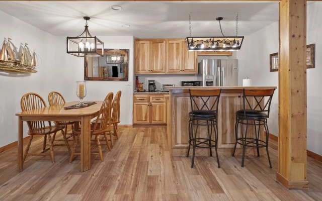 Super Coop 5 Bedroom Home by RedAwning, Bend