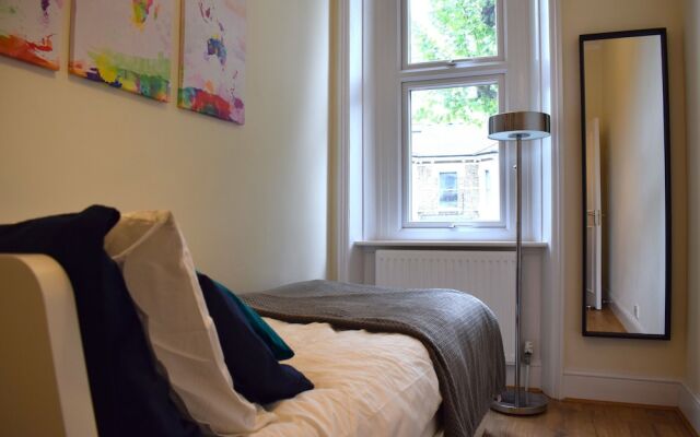 Modern 2 Bedroom Apartment in Queen's Park