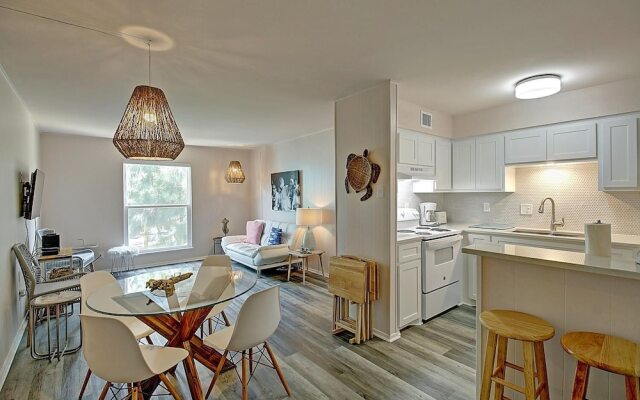 Cozy Isle 2 Bedroom Condo by RedAwning