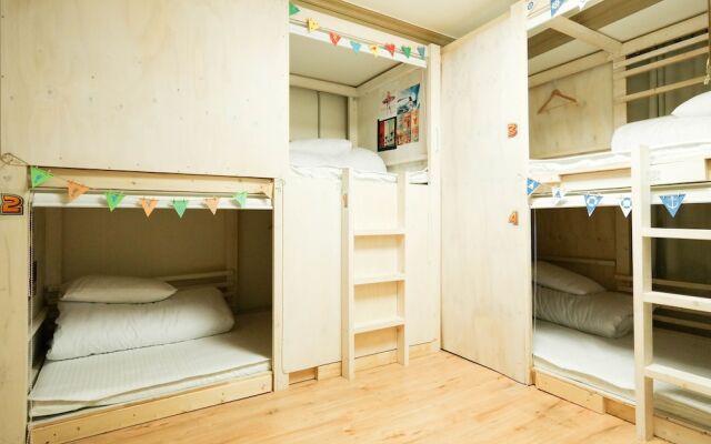 Linker Party House - Hostel