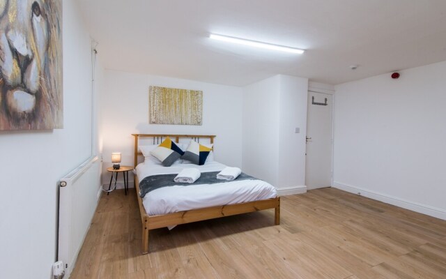 Modern Apartment With Private hot tub & Parking