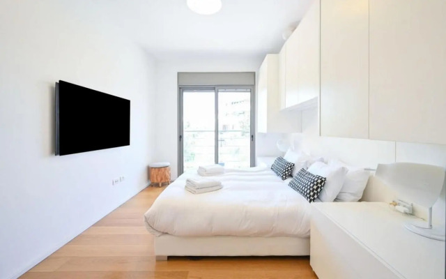 Sunny 3BR Penthouse near the Beach by HolyGuest