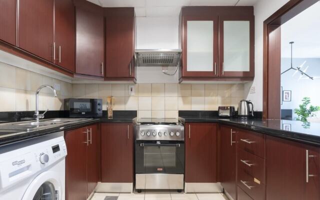 Homely Apt Steps Away to the Beach, JBR