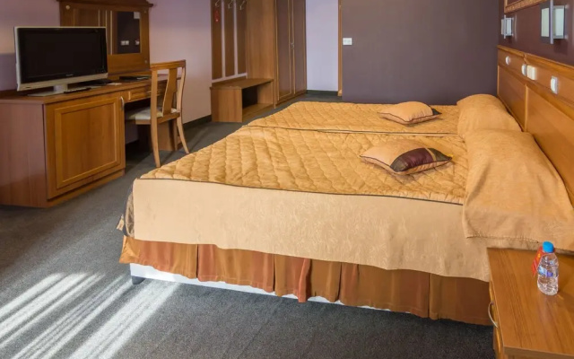 Diplomat Plaza Hotel & Resort