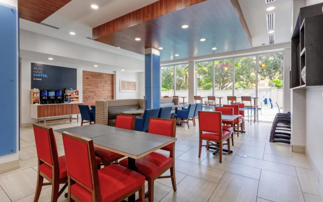 Holiday Inn Express & Suites Miramar