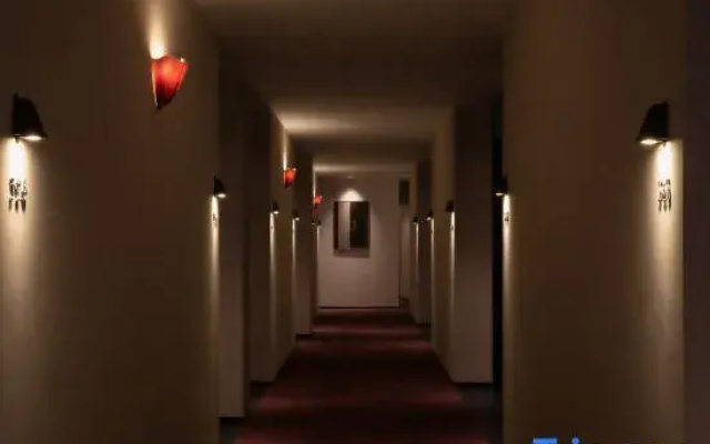 VIbes INN CYBER ESPORTS HOTEL