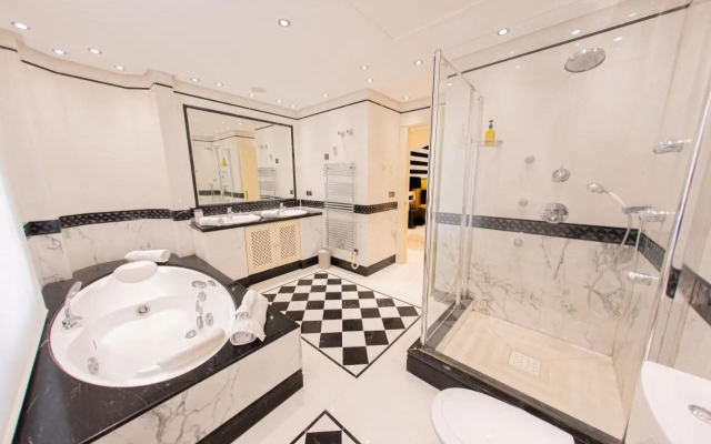 Luxury 3BDRS apt. In Mistral Beach with sea views.
