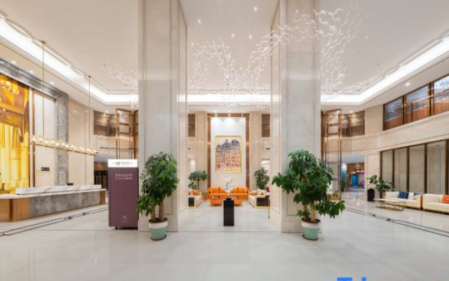 Vienna International Hotel (Guigang Guest World Plaza Gangnan Center)