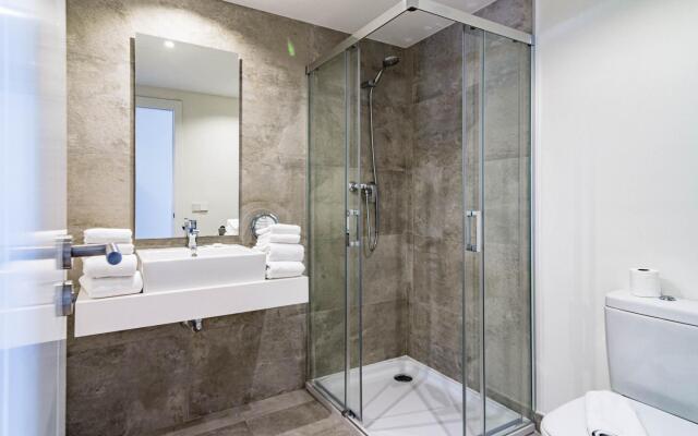 INF4.5P- modern 3 bed city apartment next to beach