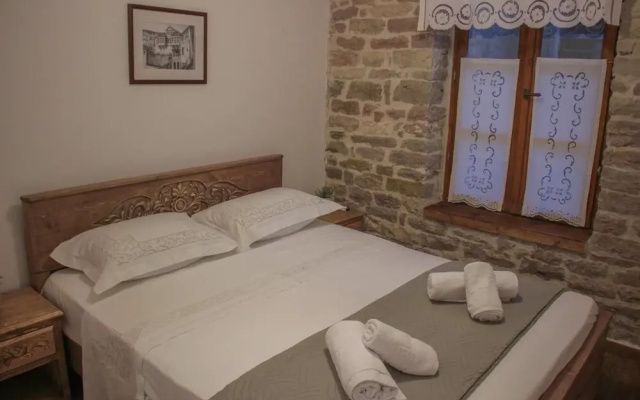 4 Rooms Hotel