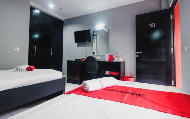 RedDoorz Plus near RS Fatmawati 2