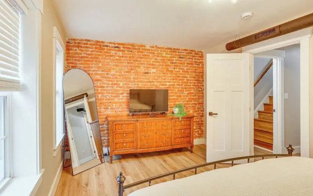 Family-friendly Townhome w/ Patio in Columbia!