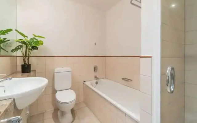 Spacious Apartment - Parking, Gym And Pool Access!
