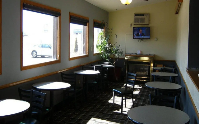 Super 8 by Wyndham Fargo/I-29/West Acres Mall