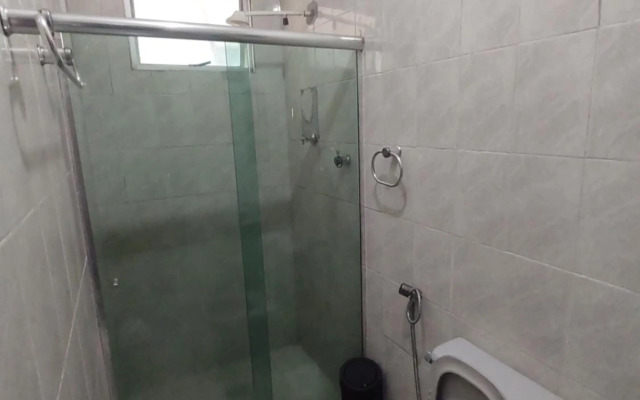 Casa grande em área central, bem iluminada e vent.