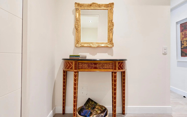 ✶ Maras Residence ✶ LUXURY Rooftop Pool & Grill