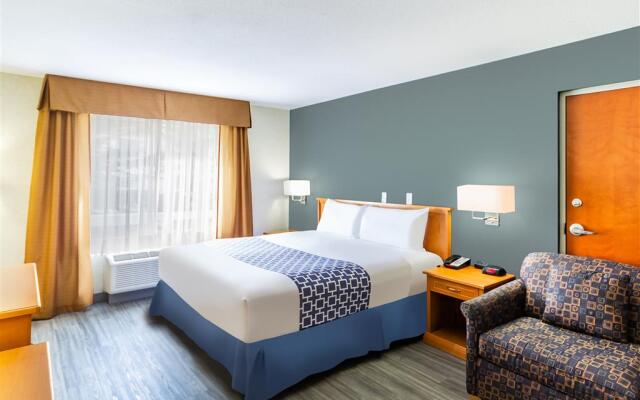 Econo Lodge Inn & Suites University