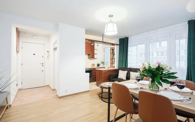 Lumina opposite the Palace of Culture