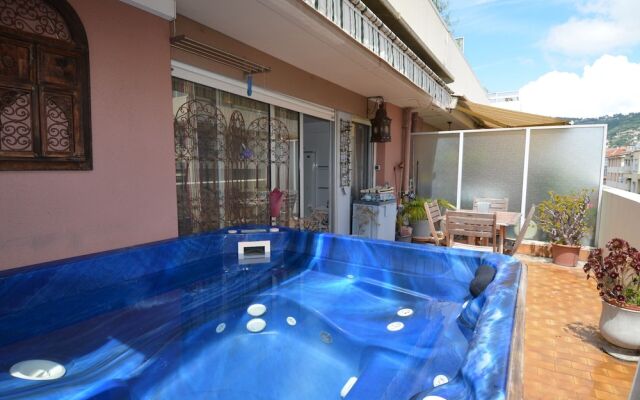 Modern apartment 6 persons with Jacuzzi in Nice Downtown