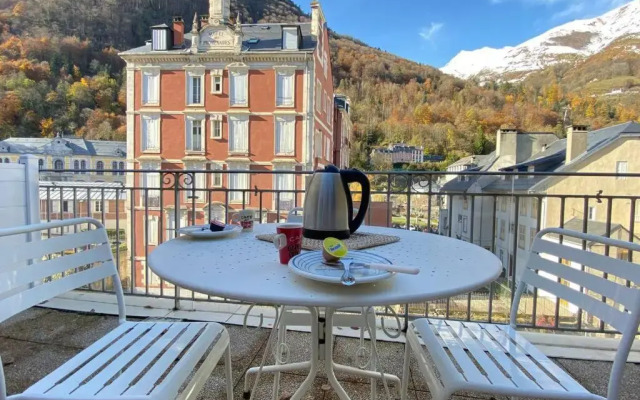 Place de la Mairie. Joli T2 4P - Terrasse et vue.