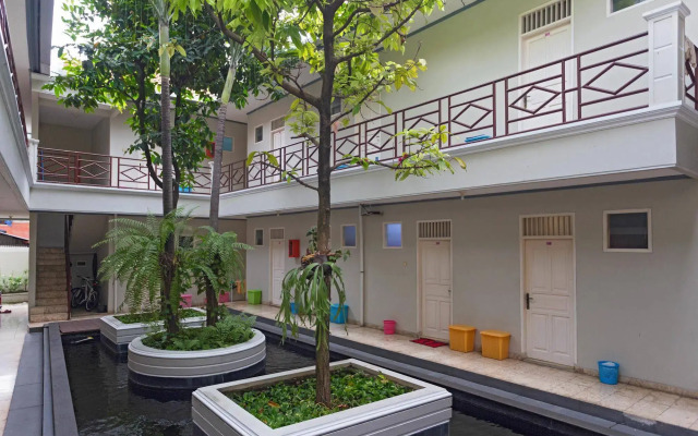 RedDoorz Karet Genteng Ijo
