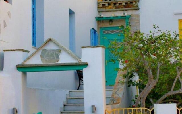 Tinos Heritage Plateia