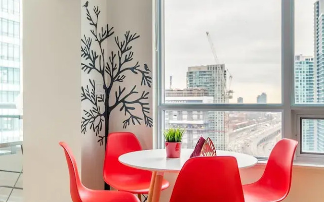 Sky View Suites - Maple Leaf Square