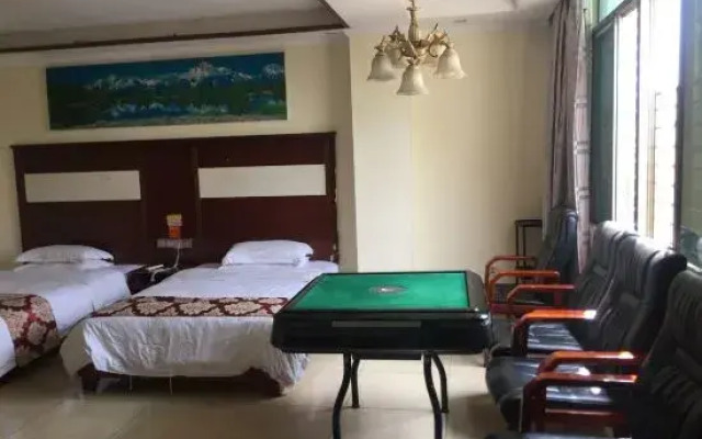 Lingao Huarui Business Hotel