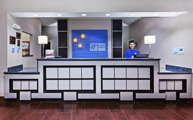 Holiday Inn Express & Suites Cleveland