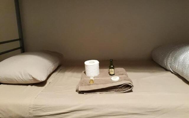 Quarto com 4 camas (Beliches+ 1 Sofá-cama)