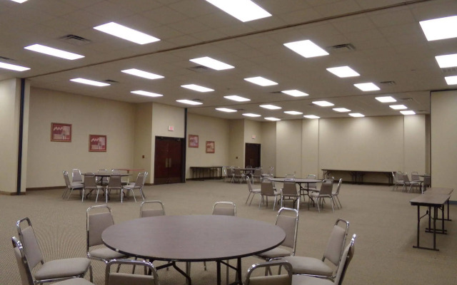 Econo Lodge Inn & Suites